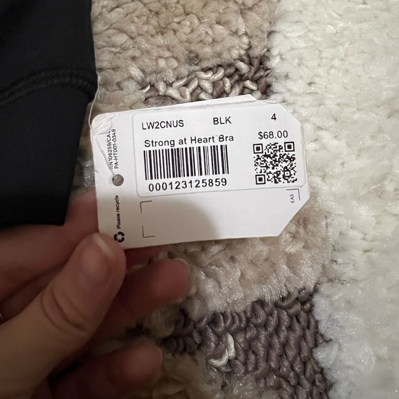 Lululemon black strong at heart bra. Size 4 - Picture 6 of 7